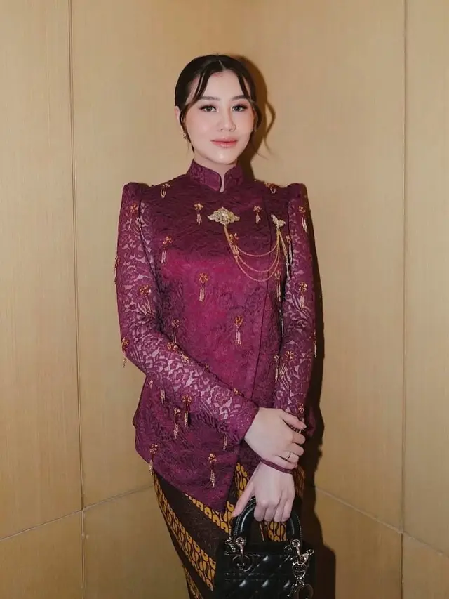 Aaliyah Massaid – Kebaya Burgundy yang Memesona