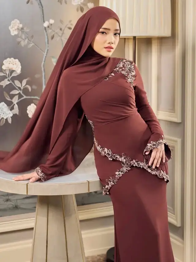 Fuji An – Elegan dengan Gaun Kurung Asimetris