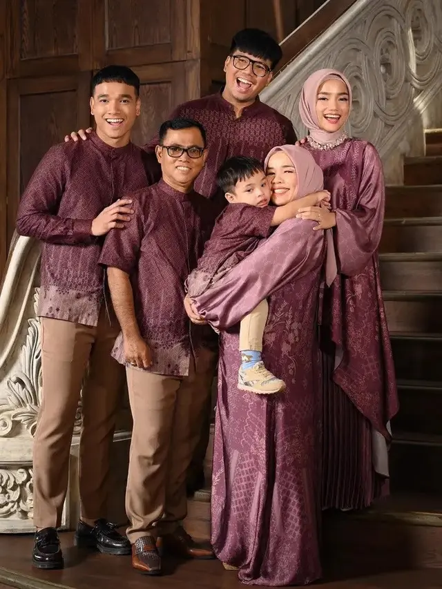 Keluarga Haji Faisal – Kompak dengan Outfit Seragam