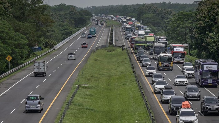Puncak Arus Mudik: Polisi Terapkan One Way di Tol Semarang-Bawen