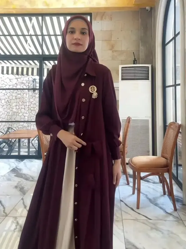 Shireen Sungkar – Gamis Burgundy dengan Makeup Natural