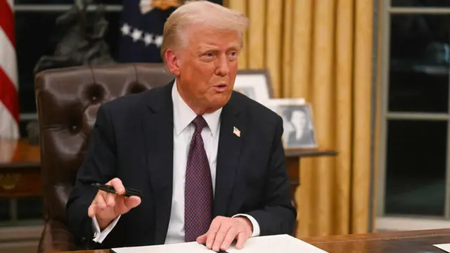 Alasan Sebenarnya di Balik Pajak Impor Tinggi Trump: Antara Defisit dan Risiko Global
